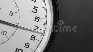 一种古代手持计时机上快节奏时间的概念表示。 时光流逝。